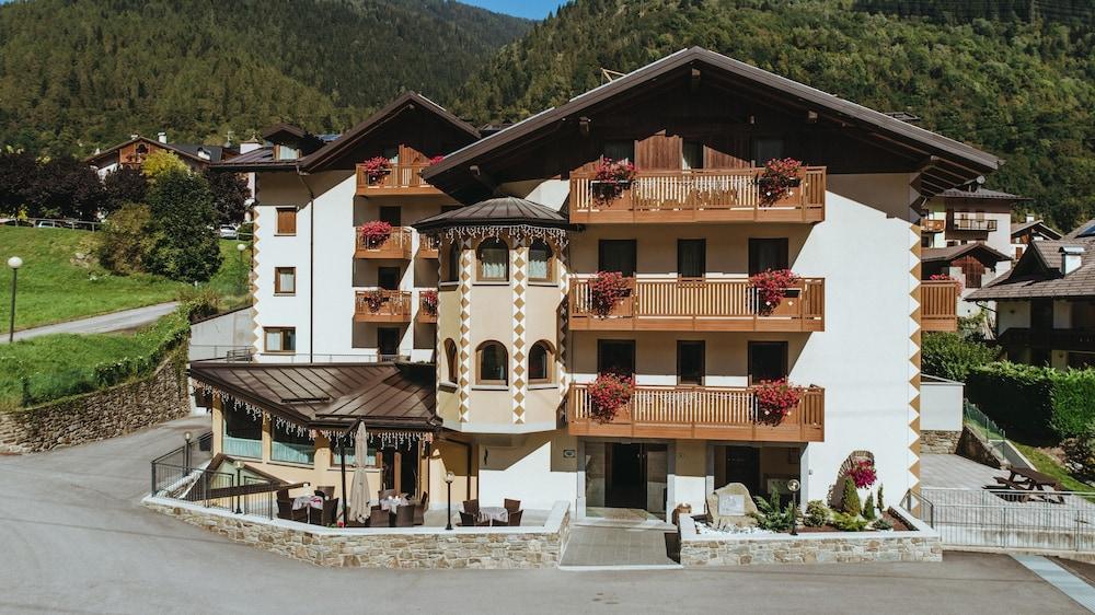 Gaia Residence Hotel Медзана Экстерьер фото